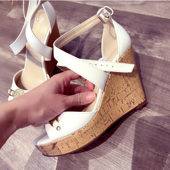 Marc Fisher white sandals size 6.5 - Picture 2 of 4